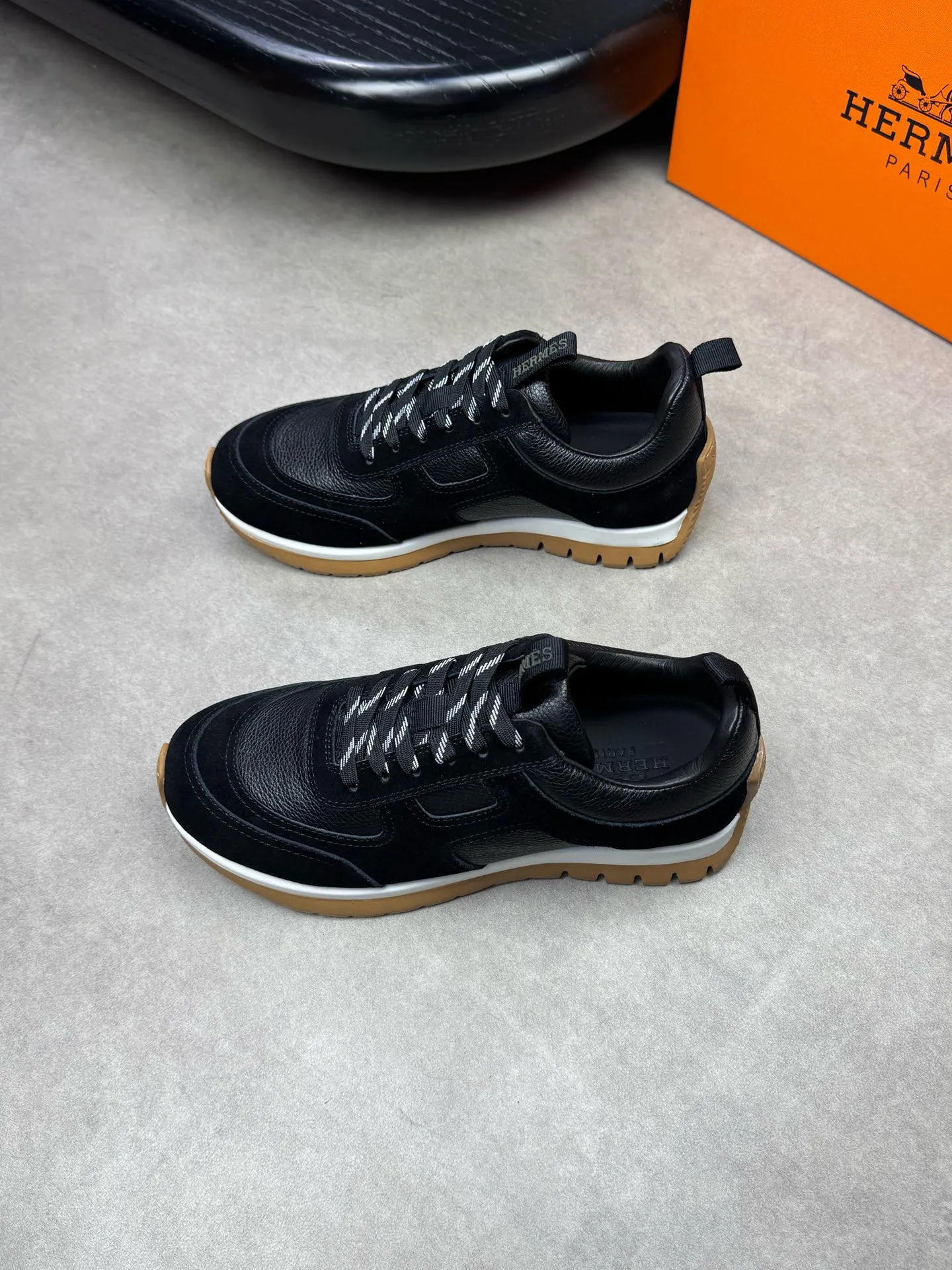 [HERMES] Hermes men's shoes 💰: 800💰 - High-end quality original items 🔍🔍🔍 casual sports shoes - Upper: 🔝 pebbled calfskin, suede calfskin, shoe body forged ´H´ totem, tongue webbing injection molded brand logo - Lining: brand canvas, foot pads; water-dyed cowhide -Outsole: Ultra-light T men's shoes 💰U foam; two-color molded outsole -Ultra-high quality control and fine workmanship: highlighted (high-end, extravagance, grade) -Size: 38-44 (45, can be customized)